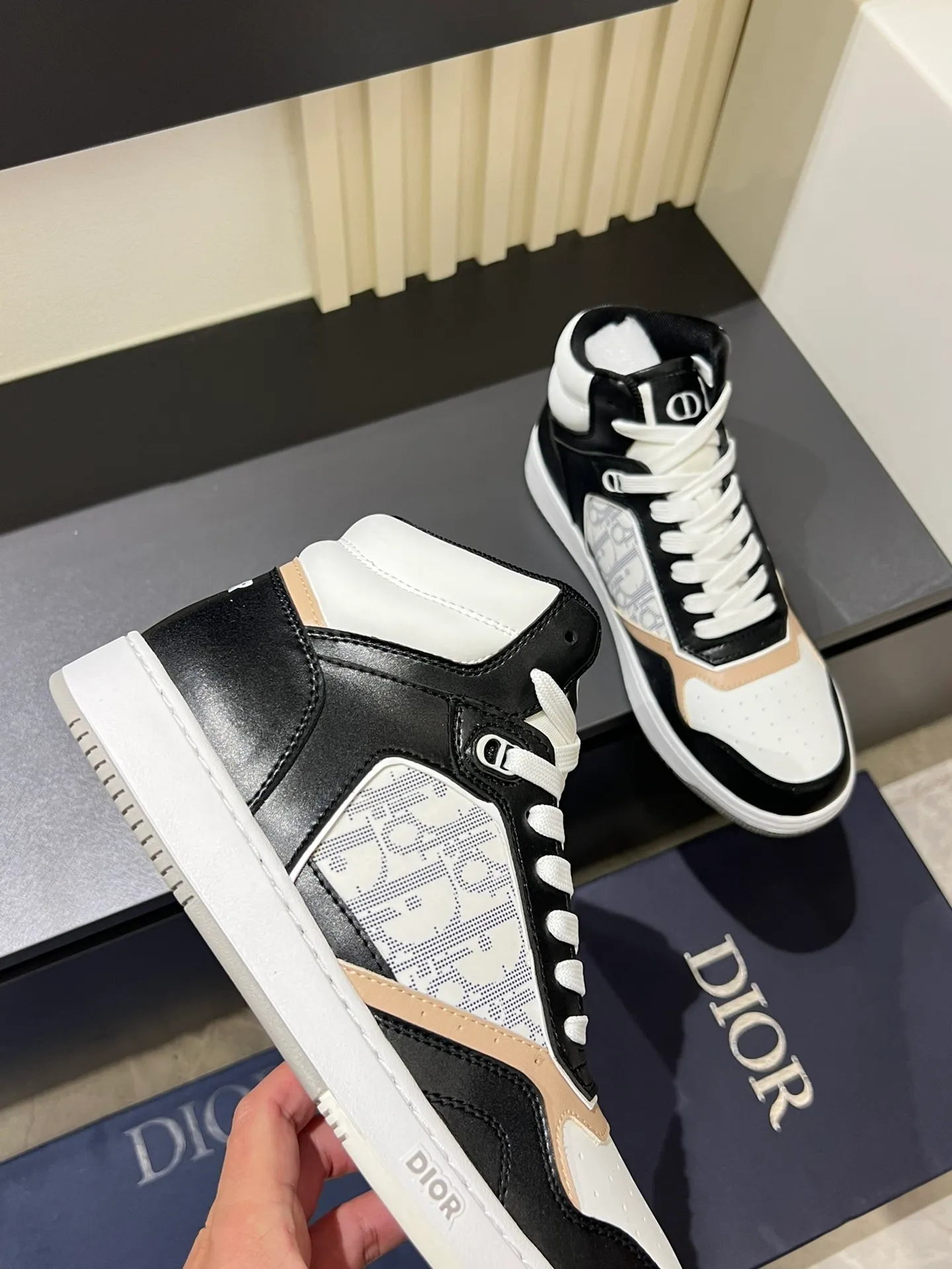 Men's shoes 💰p460 "Dio*" mid-top B27 casual sneakers. This B27 high-top sneaker is a new product in the series and continues Di*r's classic style. Crafted from gray and white smooth calf leather with beige and black Oblique print panels on the sides. The "CD Icon" shaped shoelace eyelets are clever and delicate, and the two-color rubber sole, rear collar and heel are all equipped with the brand's iconic details to enhance the style. Oblique printed straps at the ankle allow for an adjustable fit to complement the overall design. Fashionable and versatile, it can complement any look. Create an exquisite design with unique dynamic vitality and modern atmosphere, presented in low-top and high-top styles. This new must-have shoe adds a new dimension to Dior's archive heritage, embodying modern elegance. Purchase the original version and make it 1:1. If you need top quality, please come to me! Male 38-44!